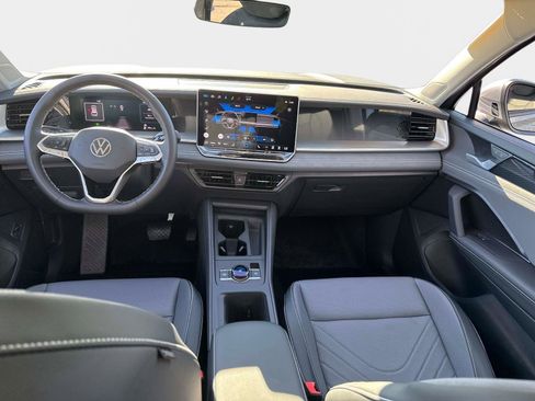 New 2025 Volkswagen Tiguan SE image 8