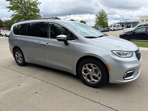 Used 2023 Chrysler Pacifica Limited FWD image 7