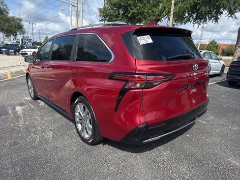 Used 2024 Toyota Sienna Platinum FWD image 3