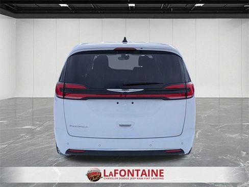 Certified 2024 Chrysler Pacifica Touring-L image 4