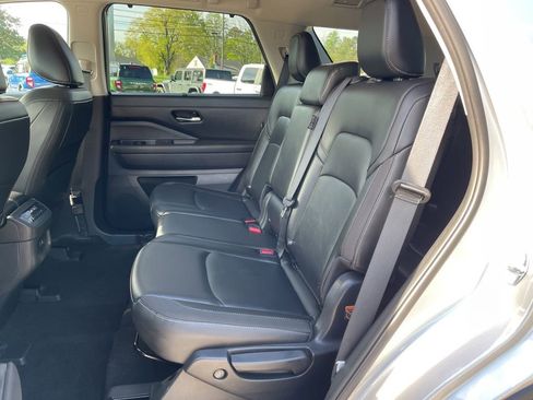 Used 2025 Nissan Pathfinder SL image 43