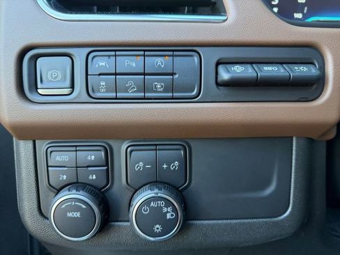 Used 2023 Chevrolet Suburban High Country image 8