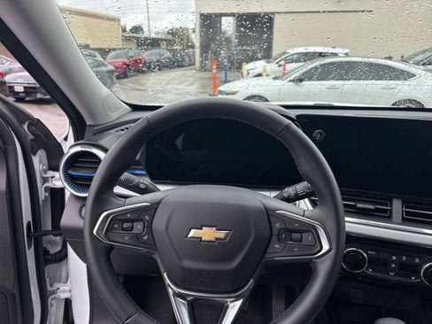 Used 2025 Chevrolet Trax LT w/ LT Convenience Package image 33