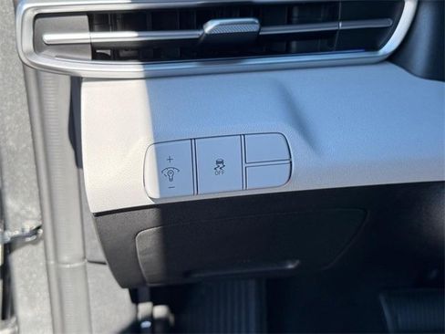 New 2025 Hyundai Elantra Limited image 16