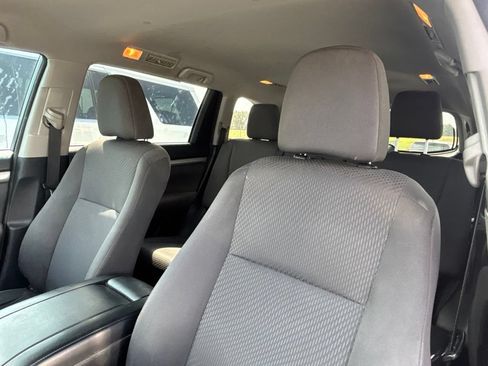 Used 2017 Toyota Highlander LE FWD image 4