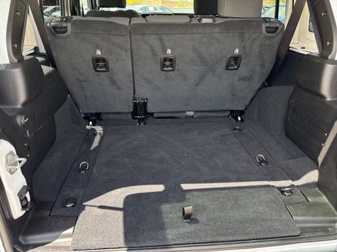 Used 2025 Jeep Wrangler Unlimited Sahara AWD/4WD image 32