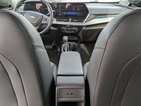 Used 2025 Chevrolet Trax LT w/ LT Convenience Package image 29