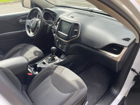 Used 2015 Jeep Cherokee Latitude w/ Comfort/Convenience Group FWD image 14