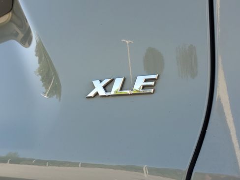 Used 2020 Toyota RAV4 XLE w/ Convenience Package FWD image 7
