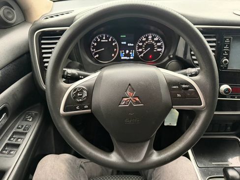 Used 2020 Mitsubishi Outlander ES FWD image 12