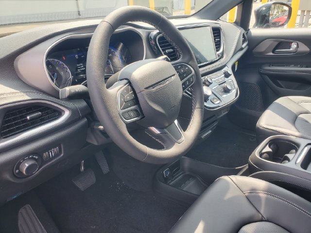 New 2027 Chrysler Pacifica Select AWD/4WD image 7