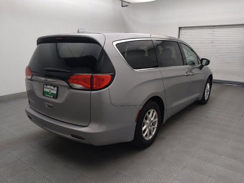Used 2017 Chrysler Pacifica Touring FWD image 9