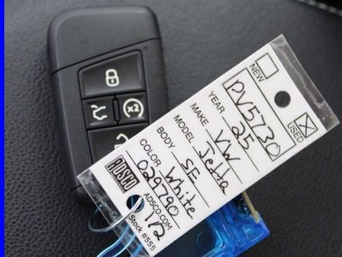 Used 2025 Volkswagen Jetta SE FWD image 31