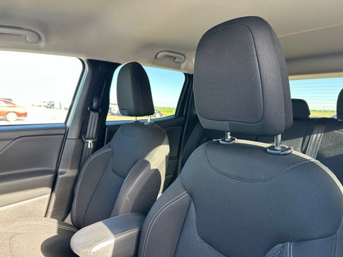 Used 2023 Jeep Renegade Latitude w/ Premium Group AWD/4WD image 5