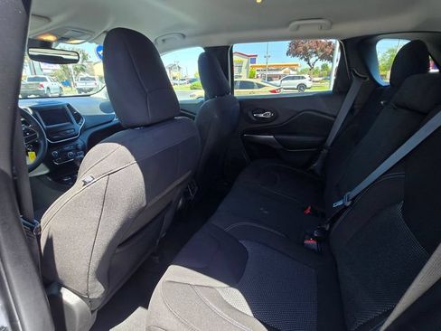 Used 2021 Jeep Cherokee Latitude AWD/4WD image 19