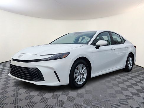 Used 2025 Toyota Camry LE image 3