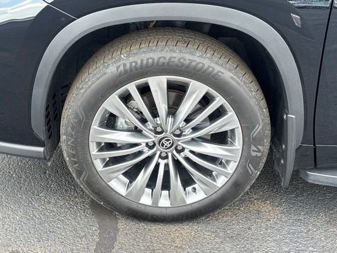 Used 2025 Toyota Highlander Platinum AWD/4WD image 28