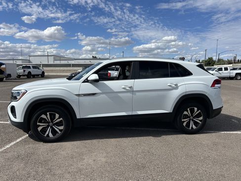 Used 2024 Volkswagen Atlas Cross Sport SE image 2