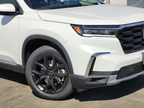 New 2025 Honda Pilot Touring image 3