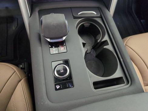 Certified 2025 Land Rover Discovery Dynamic SE image 25