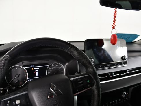 Used 2023 Mitsubishi Outlander SE AWD/4WD image 9