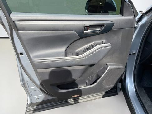 Used 2022 Toyota Highlander XLE FWD image 19