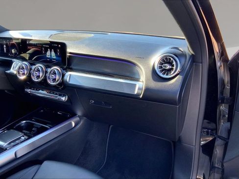 Used 2021 Mercedes-Benz GLB 250 4MATIC w/ Premium Package image 17
