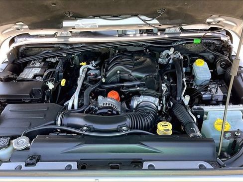 Used 2018 Jeep Wrangler Unlimited Sahara AWD/4WD image 9