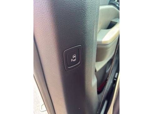 Used 2025 Kia Carnival FWD image 12