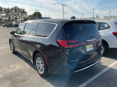 Used 2024 Chrysler Pacifica Touring-L image 7