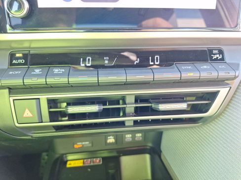 Used 2025 Toyota Camry SE w/ Convenience Package image 27