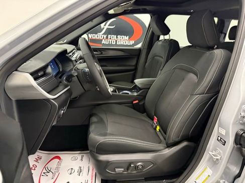 New 2025 Jeep Grand Cherokee Laredo image 12