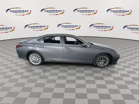 Used 2020 Lexus ES 300h Ultra Luxury w/ Accessory Package 2 FWD image 9