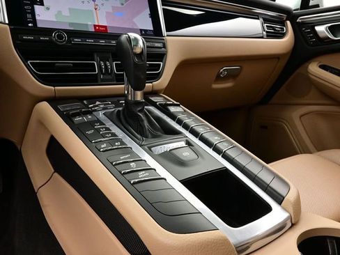 Certified 2021 Porsche Macan image 11