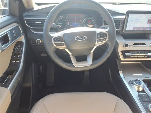 Used 2023 Ford Explorer XLT w/ Equipment Group 202A image 5