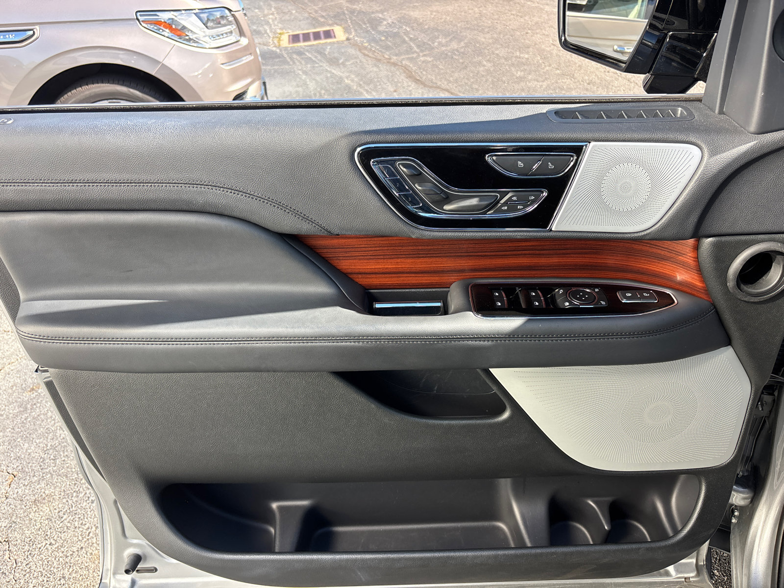 Certified 2024 Lincoln Navigator Reserve AWD/4WD image 11