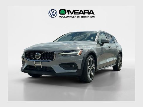Used 2024 Volvo V60 B5 Cross Country Plus image 1