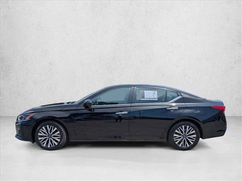 Used 2024 Nissan Altima 2.5 SV FWD image 9