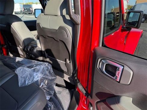 New 2025 Jeep Gladiator Mojave image 11