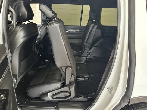 Used 2022 Jeep Wagoneer Series III w/ Flexible Seating Group AWD/4WD image 38