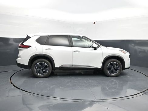 Used 2024 Nissan Rogue SV FWD image 10