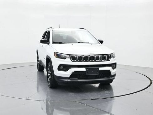 Used 2024 Jeep Compass Latitude AWD/4WD image 4
