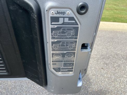 Used 2020 Jeep Wrangler Unlimited Sahara image 30