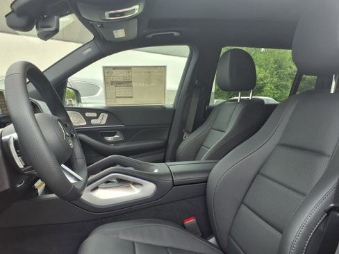 Used 2025 Mercedes-Benz GLS 450 4MATIC image 8