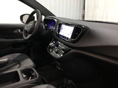 Used 2025 Chrysler Pacifica Select FWD image 20
