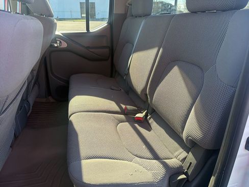 Used 2013 Nissan Frontier SV image 18