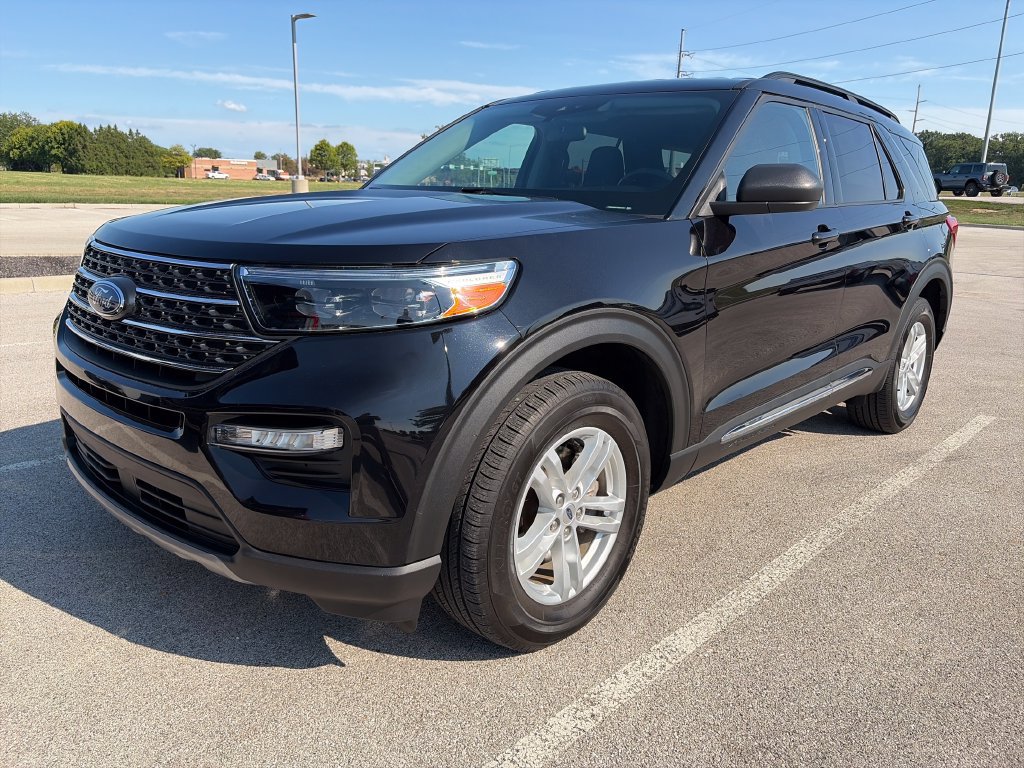 Used 2023 Ford Explorer XLT w/ Equipment Group 202A AWD/4WD image 2