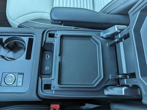 Used 2024 Land Rover Discovery Dynamic SE image 21