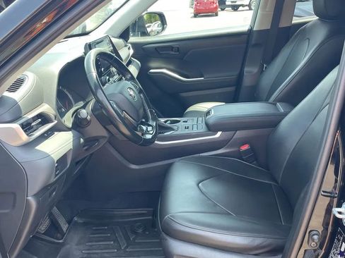 Used 2021 Toyota Highlander LE AWD/4WD image 10