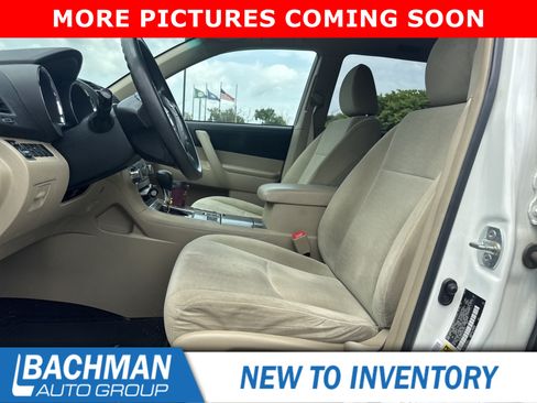 Used 2012 Toyota Highlander FWD w/ Tech Pkg image 12